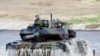 ລົດ​ຖັງ Leopard 2 ທຳ​ການ​ສະ​ແດງ​ໃນ​ລະ​ຫວ່າງ​ການ​ຢ້ຽມ​ຢາມ​ຢາມ​ກອງ​ກຳ​ລັງ​ໂຈມ​ຕີ​ໃໝ່ "VJTF 2019" ໂດຍ​ນາ​ຍົກ​ລັດ​ຖະ​ມົນ​ຕີ ເຢຍ​ຣະ​ມັນ ທ່ານນ​ນາງ ແອນ​ເຈີ​ລາ ເມີ​ໂກ, ເມືອງ ມຸນ​ສ​ເຕີ, 20 ພຶດ​ສະ​ພາ 2019. 