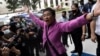CEO Rappler dan Peraih Nobel Maria Ressa bersorak setelah pengadilan Manila membebaskannya dari kasus penggelapan pajak, di luar Pengadilan Banding Pajak di Kota Quezon, Filipina, 18 Januari 2023. (Foto: REUTERS/Eloisa Lopez)