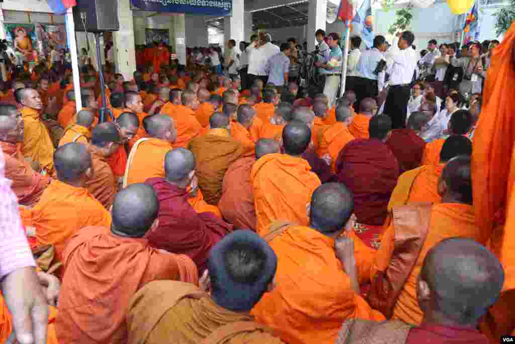 ព្រះសង្ឃ​​ប្រមាណ​ជា១២៣​អង្គ ​ចូល​រូម​សូត្រមន្ត​នៅ​ទីស្នាក់​ការកណ្ដាល​របស់​គណបក្ស​សង្រ្គោះជាតិ​​នៅ​ថ្ងៃ​អង្គារ​ទី​០៧​ខែ​មិថុនា​ ឆ្នាំ​២០១៦ ដើម្បី​ប្រារព្ធ​ពិធី​បែប​សាសនា​មួយ​ បួងសួង​ដល់​វត្ថុសក្ដិសិទ្ធិ​លើ​លោក​​ឲ្យ &laquo;ជួការពារ​អភ័យឯកសិទ្ធិ​&raquo;​ អ្នក​តំណាងរាស្រ្ត​ បន្ទាប់ពី​សាលាដំបូង​រាជធានី​ភ្នំពេញ​ចេញដីកា​កោះហៅ​លោក​ កឹម​ សុខា ឲ្យ​​មក​បកស្រាយ​បំភ្លឺ​លើ​សំណុំ​រឿង​អាស្រូវ​ផ្លូវភេទ​របស់​លោក។ (ឡេង ឡែន/VOA)