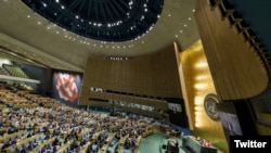 Dewan Keamanan PBB mengadopsi resolusi bersejarah yang menangguhkan keanggotaan Rusia di Dewan HAM dan menyatakan keprihatinan serius atas krisis hak asasi manusia dan kemanusiaan di Ukraina. (Twitter @UN)