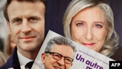 ARCHIVES - le 6 avril 2022 à Marseille, dans le sud de la France, un tract électoral plié du président français Emmanuel Macron (à gauche), du gauchiste Jean-Luc Mélenchon (au centre) et de la chefFE du Rassemblement national (RN) Marine Le Pen.