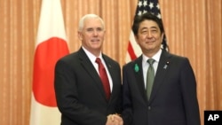 នាយករដ្ឋមន្រ្តី​ជប៉ុន​លោក Shinzo Abe និងអនុប្រធានាធិបតី​អាមេរិក​លោក Mike Pence ចាប់ដៃ​គ្នា​មុន​ពេល​អាហារថ្ងៃត្រង់រៀបចំ​ដោយលោក Abe នៅ​គេហដ្ឋាន​ផ្ទាល់​របស់​លោក​រដ្ឋមន្រ្តីទីក្រុង​តូក្យូ​កាល​ពី​ថ្ងៃទី​១៨ មេសា ២០១៧។