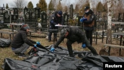 Sahrana civila ubijenih u Buči. (Foto: REUTERS/Oleg Pereverzev)