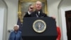 Le président américain Joe Biden fait une déclaration sur les prix de l'essence et les bénéfices des compagnies pétrolières alors que la secrétaire au Trésor américaine Janet Yellen écoute à la Maison Blanche à Washington, le 31 octobre 2022.