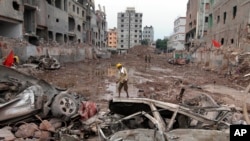 Pasca runtuhnya gedung pabrik garmen di kota Savar, Bangladesh yang menewaskan lebih dari 1.100 orang, perusahaan-perusahaan garmen besar setuju untuk membantu perbaikan keselamatan pabrik garmen di sana (foto: dok). 