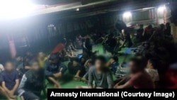 Des migrants et réfugiés refusent de débarquer d’un bateau, dans le port de Misrata (ouest), Libye, 16 novembre 2018. (Amnesty International) 