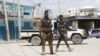 PHOTO D'ARCHIVES - Des policiers montent la garde près de l'hôtel Hayat, théâtre d'une attaque de militants du groupe al Shabaab lié à Al-Qaïda, à Mogadiscio, en Somalie, le 21 août 2022. 