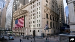 Bendera AS raksasa terpampang di Bursa Saham New York, Senin, 21 September 2020. 