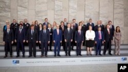 Les ministres de la défense de l'OTAN et les représentants permanents lors d'une réunion des ministres de la Défense de l'OTAN au siège de l'OTAN à Bruxelles le jeudi 7 juin 2018. 