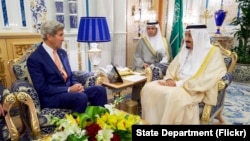 Le chef de la diplomatie américaine a été reçu par le roi Salmane, le 25 août 2016 à Jeddah.