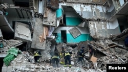 Spasioci rade u stambenoj zgradi pogođenoj udarom ruskog drona u gradu Hlukhiv, oblast Sumy, na slici objavljenoj 19. novembra 2024. (Pres služba Državne službe za vanredne situacije Ukrajine u oblasti Sumy/Handout preko Reutersa)
