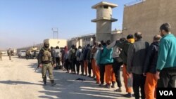 Tampak para anggota ISIS yang menyerah berada dalam kendali Pasukan Demokratik Suriah (SDF) di penjara Hasakah pada 26 Januari 2022. (Foto: VOA)