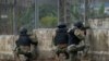 Soldados vigilan una puerta después de que varios reclusos murieran en peleas entre pandillas, en Guayaquil, Ecuador, el 2 de noviembre de 2022.