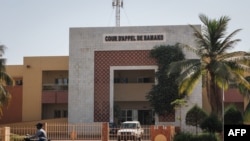 Un homme passe à moto devant la Cour d'appel de Bamako, Mali, le 30 décembre 2022. 