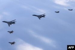 지난 1일 한국 서해 상공에서 실시된 2023년 첫 미한 연합공중훈련에 미군 B-1B 전략폭격기(가운데)와 F-22 전투기(아래), 한국군 F-35 전투기가 동원됐다.