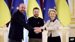 Ukrayna Prezidenti Volodimir Zelenski (mərkəz), Avropa Şurasının prezidenti Şarl Mişel (sol) və Avropa Komissiyasının prezidenti Ursula von der Leyen (sağ). Kyiv, Ukrayna. 3 fevral, 2023.
