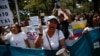 Docentes y empleados públicos protestan exigiendo mejores salarios en medio de una altísima inflación, en Caracas, el 16 de enero de 2023.