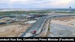 រូបភាព​ទិដ្ឋភាព​ការដ្ឋាន​សាងសង់​អាកាសយានដ្ឋាន​អន្តរជាតិ​ថ្មី​របស់​រាជធានី​ភ្នំពេញ នៅ​ស្រុក​កណ្តាល​ស្ទឹង​ ខេត្ត​កណ្តាល កាល​ពី​ឆ្នាំ ២០២១។