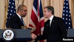 Menteri Luar Negeri AS Antony Blinken dan Menteri Luar Negeri Inggris James Cleverly berjabat tangan di Departemen Luar Negeri di Washington, AS, 17 Januari 2023. (Foto: REUTERS/Kevin Lamarque)