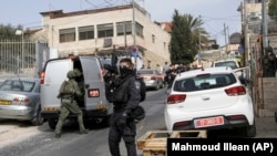 La police israélienne sur le lieu d'une fusillade à Jérusalem-Est, samedi 28 janvier 2023. 