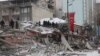 Tim penyelamat membawa seseorang dari bangunan yang runtuh setelah gempa bumi di Malatya, Turki, 6 Februari 2023. (Foto: Ihlas News Agency (IHA) via REUTERS)