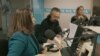 Arhiva - Novinari Avganistanskog servisa Glasa Amerike Nošaba Ašna, Hafiz Asefi and Roja Zamani tokom emitovanja programa Glasa Amerike u studiju u Vašingtonu.