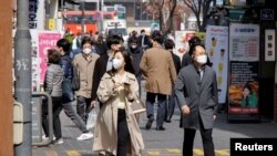 지난 16일 한국 서울 시내 명동 거리에서 마스크를 쓴 시민들이 걷고 있다. (자료사진)