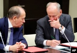 Aleksandar Bortnikov, šef ruske Federalne bezbjednosne službe, razgovara sa Nikolajem Patruševim, sekretarom Savjeta za bezbjednost.