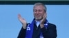 Pemilik Chelsea asal Rusia Roman Abramovich bertepuk tangan, saat para pemain merayakan kemenangan gelar liga mereka di akhir pertandingan sepak bola Liga Premier antara Chelsea dan Sunderland. (Foto: AFP)