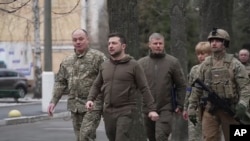 Predsjednik Volodimir Zelenski hoda ka bolnici u Kijevu gdje je posjetio ranjenike i osoblje, 13. marta 2022.