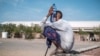 Seorang remaja di kamp pengungsi Hotel Agda tampak memegang botol air. Kamp tersebut terletak di Kota Semera, Afar, Ethiopia, pada 14 Februari 2022. (Foto: AFP/Eduardo Soteras)