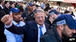 Menteri Keamanan Nasional Israel Itamar Ben-Gvir (tengah) dalam kunjungan di Yerusalem (foto: dok). 