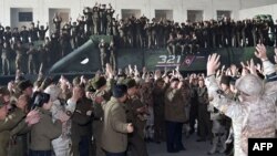 북한이 김정은 국무위원장 현지지도 아래 신형대륙간탄도미사일 화성-17형을 시험발사했다며, 지난달 19일 사진을 공개했다.