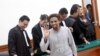 Umar Patek (tengah) melambaikan tangan kepada wartawan setelah satu hari lagi persidangannya di pengadilan Jakarta, 4 Juni 2012. (AFP / OSCAR SIAGIAN)