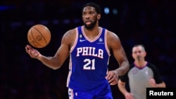 Joel Embiid des Philadelphia 76ers lors d'un match contre les Los Angeles Lakers en janvier 2023.