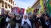 Sirijsko-kurdski demonstranti podižu slike ljudi ubijenih tokom sukoba, dok protestuju protiv prijetnji Turske njihovom regionu, u gradu Qamishli, 27. novembra 2022. godine.
