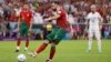 El mediocampista portugués Bruno Fernandes (8) anota de penal contra Uruguay durante la segunda mitad del partido de la fase de grupos de la Copa del Mundo de 2022 en el Estadio Lusail, Qatar. Foto: Yukihito Taguchi, USA TODAY Sports a través de Reuters.
