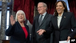 Senatorica Patty Murray sa suprugom Robom i potpredsjednicom Kamalom Harris, 3. januara 2023. na Capitol Hillu - dan kada je položila zakletvu kao privremena predsjednica Senata. (Foto: AP/Jacquelyn Martin)