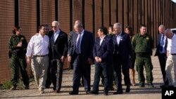 Američki predsjednik Joe Biden razgovara s američkim predstavnikom Henryjem Cuellom dok hoda duž granične ograde tokom svoje posjete američko-meksičkoj granici u El Pasu, Teksas, SAD, 8. januara 2023. REUTERS/Kevin Lamarque