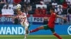 El centrocampista croata Luka Modric empuja en vano el balón frente a un equipo marroquí que detuvo todas las intenciones de gol el miércoles, cuyos mejores momentos pasaron por la lllave de Modric, en el estadio Al Bayt, el 23 de noviembre de 2022.