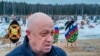 Pemimpin perusahaan tentara bayaran Wagner Group evgeny Prigozhin menghadiri pemakaman seorang anggota grup yang tewas dalam operasi khusus di Ukraina, di pemakaman Beloostrovskoye di luar St. Petersburg, Rusia, Sabtu, 24 Desember 2022. (Foto: AP)