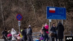 Секој ден, десетици илјади бегалци пристигнуваат во полскиот пограничен град Пжемишл по пат, железница или пеш.