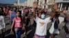Manifestantes gritan consignas en contra y a favor del gobierno durante las protestas del 11 de julio de 2021 en la capital cubana, La Habana.