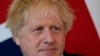 El primer ministro británico, Boris Johnson, escucha al emir de Qatar, el jeque Tamim bin Hamad Al Thani, en su reunión en su residencia ofiial en Londres, el martes 24 de mayo de 2022.