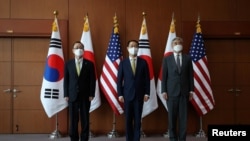 Utusan Khusus AS, Sung Kim, bertemu dengan utusan dari Korea Selatan dan Jepang, Kim Gunn dan Funakoshi Takehiro di Kementerian Luar Negeri di Seoul, Korea Selatan, 3 Juni 2022. (Foto: REUTERS/Kim Hong Ji)
