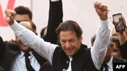 عمران خان، صدراعظم پیشین پاکستان، پس از آن در ماه اپریل از کرسی صدارت کنار رفت که پارلمان آن کشور به وی رای عدم اعتماد داد