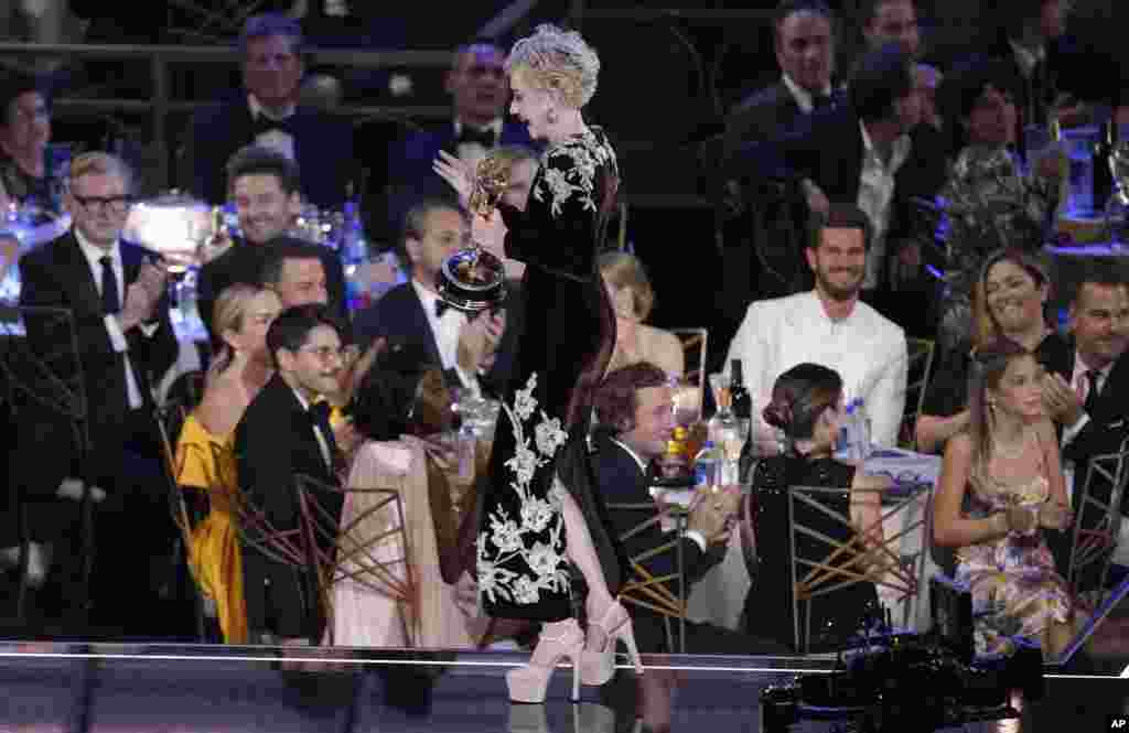 អ្នកស្រី Julia Garner ទទួល​ពានរង្វាន់​ Emmy ដល់​ស្រ្តី​ជា​តួរង​ល្អ​បំផុត ក្នុង​រឿងភាគ​ &laquo;Ozark&raquo; នៅ​កម្មវិធី​ប្រគល់ពានរង្វាន់​ Emmyលើក​ទី ៧៤ នៅ​មហោស្រព Microsoft Theater ក្នុង​ក្រុង Los Angeles រដ្ឋ​ California សហរដ្ឋ​អាមេរិក។