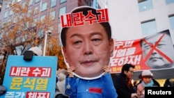 Demonstranti učestvuju na skupu koji poziva na opoziv južnokorejskog predsjednika Yoon Suk Yeol-a u Seulu
