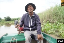 លោក សេង ទិត្យ​ ជាអ្នក​បរទូកនៅ​ឃុំកំពង់លួង ស្រុក​ស្រគរ​ ខេត្តពោធិ៍សាត់ នៅថ្ងៃទី០៤ ខែឧសភា ឆ្នាំ២០២២។ (ខាន់ សុគុំមនោ/វីអូអេ)