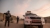 Un policier de l'ONU escorte une voiture blindée de la MINUSMA, lors d'une patrouille à Tombouctou, le 8 décembre 2021.